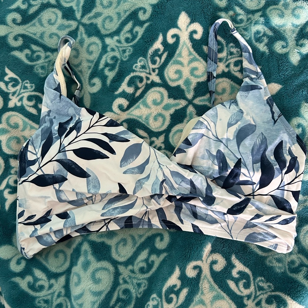 Cupshe Blue and White Leaf Print Bikini Top